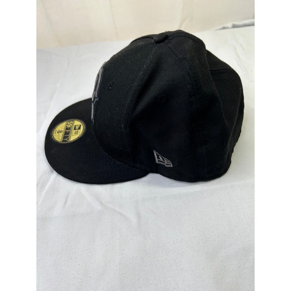 New Era 59FIFTY Boston Red Sox Blackout Fitted Hat Unisex Adult Size 8 MLB - Picture 2 of 7